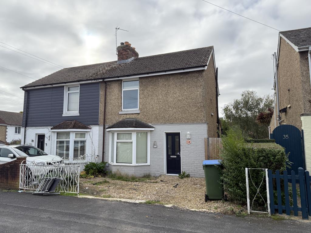 Lot: 24 - TWO-BEDROOM SEMI-DETACHED HOUSE - Semi detached house with off road parking